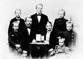 Herr Berglund med familj, Södra Strandgatan 10, Gävle. 13 maj 1917





