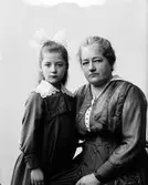 Bagarmästarfru Edman med dotter. December 1917





