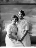 Ester och Svea Wicksell. Mars 1913.