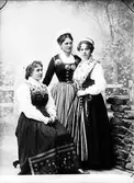 Hulda och Alma Jönsson, Agda Johansson. Juni 1901





