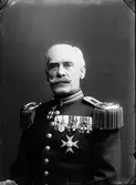 Regementschefen Ernst von Krusenstjerna. På knapparna avbild av hälsingebocken.