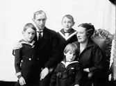 Familjen Serrander, tre pojkar i sjömanskostymer





