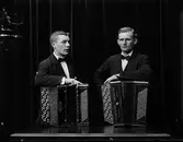 Åström och Jonsson, Bomhus. Två dragspelande unga män





