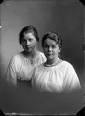 Från vänster Agnes Ahl (Brolund) f 1900 Valbo församling - d 1967 Hudiksvalls församling. Maria Brolund f 1893 Valbo församling - d 1929 Gävle Heliga Trefaldighets församling.