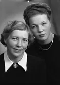 Karin Lundros. Två damer.