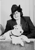 Fru Dahlgren med hund
