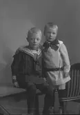 Pojken till vänster heter Lars Oskar Bodin (född 27 juni 1909) och pojken till höger heter Nils Åke Bodin (född 12 april 1911).





