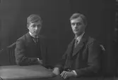 Bengt Larsson och Axel Pettersson. Hovfotograf Carl Larssons son
Den 12 januari 1912

