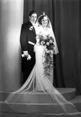 Brudparet Curt Emthagen, Pokalvägen 5, Stockholm. 14 oktober 1944.


