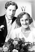 Brudparet Curt Emthagen, Pokalvägen 5, Stockholm. 14 oktober 1944.



