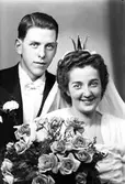 Brudparet Lars Åsander, Parkvägen 30, Gävle.            28 oktober 1944.