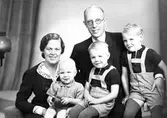 Komminister Sture Wiklund, Strömsbro med  familj.      30 oktober 1944.