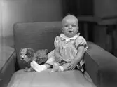 Herr O. Nordströms dotter Gunnel. 7 november 1944. Zimmermans Skoaffär, Gävle.