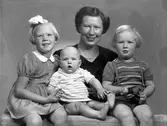 Fru Bergman och barnen. 1944.