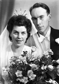 Brudparet Sven Hagen, Holmsundsgatan 12, Gävle. 11 november 1944.