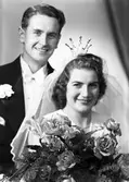 Brudparet Erik Kristensson, Hillringsberg. Fotografiet sändes till , Nya Lärarbostaden, Glava. 19 november 1944.