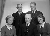 Gruppfotografi. Herr B. Pettersson, Parkvägen 24, Gävle. 4 december 1944.