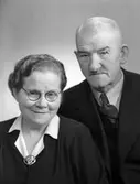Herr och fru Per Olsson, Norra Trädgårdsgatan 14, Gävle. 5 december 1944.