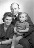 Familjen Bertil Strindberg, Hagavägen 3, Gävle.           29 december 1944.