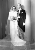 Brudparet ingenjör Ragnar Kåby, Flygfältsvägen 87, Riksby. 5 januari 1945. Fotografierna sändes till fru Anna Fagerlind, Engelbrektsgatan 53, Gävle.