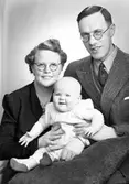 Familjen Sven Allernäs med fru och dotter. Södra Kopparslagargatan 33, Gävle. 19 januari 1945.