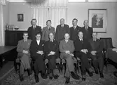 Hakonbolaget. December 1944. Karl Hakon Swensson grundade Hakonbolaget i Västerås 1917 för privata köpmän skulle gå ihop och samordna sina inköp, på så sätt möta konkurrensen från kooperationen. Av en slump kom dock den första aktiva verksamheten att ske i Gävle, där ett mindre bolag köptes redan i slutet av 1917, innan partihandelsverksamheten kommit igång i Västerås. Swensson var även initiativtagare till att Hakonbolaget och tre andra inköpscentraler skulle samarbeta inom ICA,