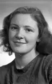 Ulla Pierrou, Nygatan 3, Gävle. 12 mars 1945.