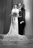 Brudparet A. Thyr, Asmundsgatan 10, kvarteret Poppeln, Gävle. 24 mars 1945.