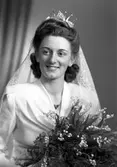 Brudparet A. Thyr, Asmundsgatan 10, kvarteret Poppeln, Gävle. 24 mars 1945.