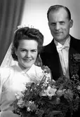 Brudparet Sven Drougge, Asmundsgatan 10, kvarteret Poppeln, Gävle. 24 mars 1945.