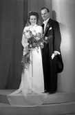 Brudparet Sven Drougge, Asmundsgatan 10, kvarteret Poppeln, Gävle. 24 mars 1945.