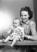 Fru Lundahl och dotter. 9 april 1945. Disponent Eric Lundahl, Gustavsgatan 14, Gävle.