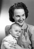 Fru Lundahl och dotter. 9 april 1945.Disponent Eric Lundahl, Gustavsgatan 14, Gävle.