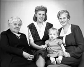 Porträtt på kvinnor och barn. 2 maj 1945. Herr Berndt Högstedt, Box 85, Hagaström.  Sändes även till Tora Gustavsson, Östanbäck, Norra Valbo.