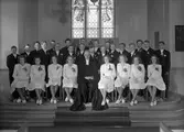 Konfirmander, Strömsbro Kyrka. Komminister Wiklund. 12 maj 1945.
