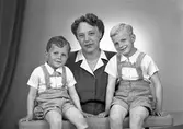 Fru Gunborg Nolander med söner. Maj 1945. Fru Gunborg Nolander, Skomakargatan 19, Gävle.