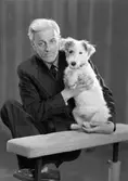 Kemigraf Bengt Larsson med sin hund. Maj 1945.  Hovfotograf Carl Larssons son Bengt.