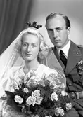 Brudparet löjtnant Gösta Sieurin, Rindögatan 10, Stockholm. 4 augusti 1945.