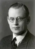 Tandläkare Eric Hamberg, Gävle. Juli 1945.