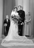 Brudparet Sven och Rut Odernäs, Mellanbergsvägen 71, Stockholm. 29 september 1945.