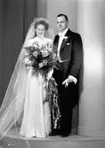 Brudparet Eric Hedblom, Hertig Carls väg 43 A, Södertälje. 29 september 1945.