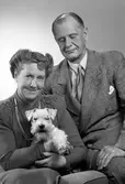 Herr och fru Haglund tillsammans med hunden.  29 september 1945. Fabrikör Bror Haglund, Valbogatan 41, Gävle.