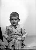 Son till advokat Leon Stålberg, Drottninggatan 16, Gävle. 13 oktober 1945.