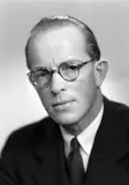 Magister Hugo Lindholm, Norra Rådmansgatan 32 B, Gävle. 17 oktober 1945.