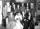 Brudparet direktör Raüm-Follin med bröllopsgäster. 24 oktober 1945.