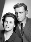 En man och fröken Ingrid Hedman. Brukskontoret i Forsbacka. 20 oktober 1945.