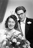 Brudparet Åke Dahlqvist, Jarlavägen 29, Gävle. 26 oktober 1945.