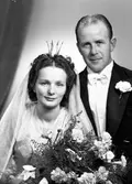 Brudparet John Lövgren, Södra Fiskargatan 20, Gävle. 27 oktober 1945.