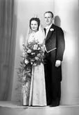 Brudparet John Lövgren, Södra Fiskargatan 20, Gävle. 27 oktober 1945.