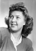 Fröken Ulla Hedlund, Gröna vägen 3, Strömsbro. 3 november 1945.
